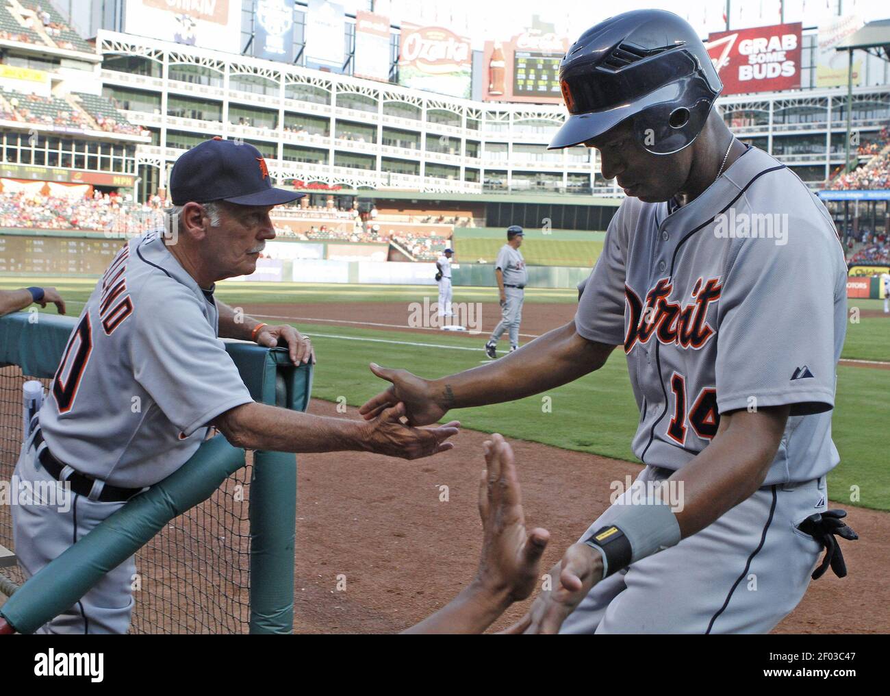 Jim Leyland, directeur des Detroit Tigers (10 ans), félicite le centreur Austin Jackson pour avoir obtenu le score d'un double à deux reprises de Miguel Cabrera contre les Texas Rangers au Ballpark le lundi 25 juin 2012, à Arlington, Texas. (Photo de Paul Moseley/fort Worth Star-Telegram/MCT/Sipa USA) Banque D'Images