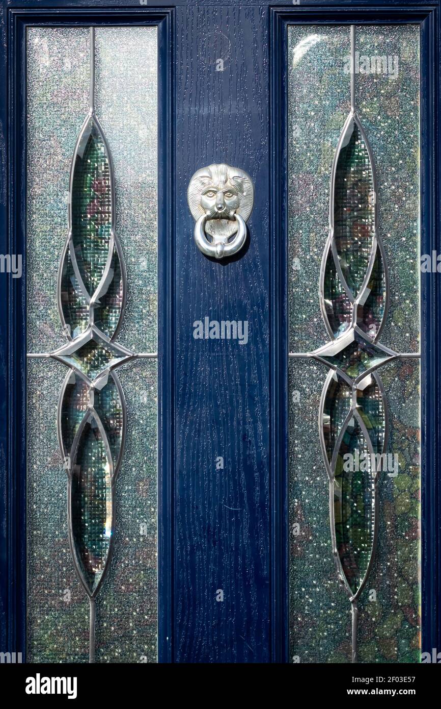 Tête de lion d'argent tenant un anneau dans sa bouche comme un défonceuse de porte Banque D'Images