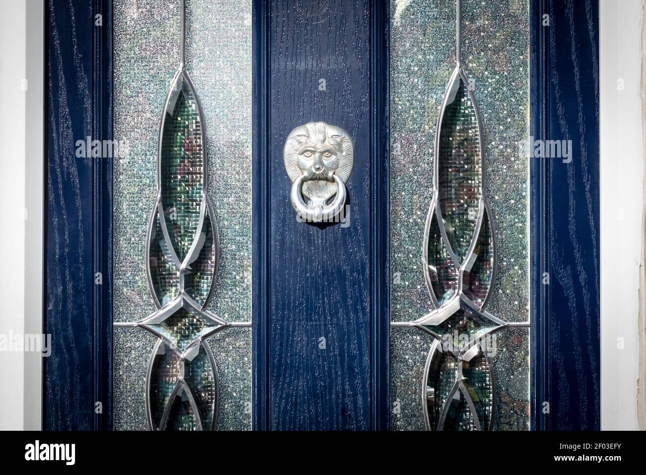 Tête de lion d'argent tenant un anneau dans sa bouche comme un défonceuse de porte Banque D'Images