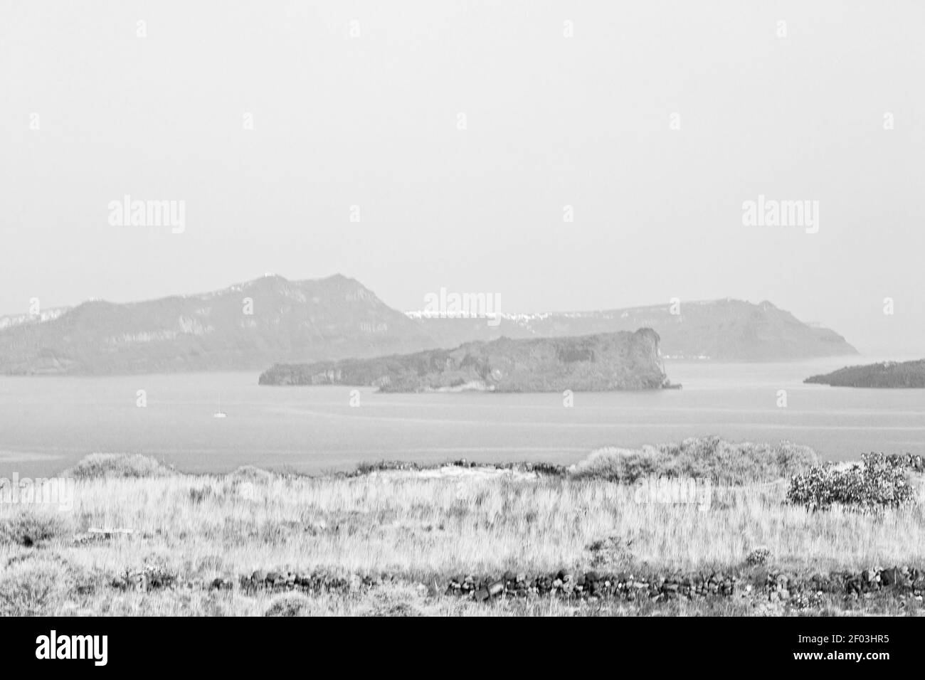 Colline et rochers sur la plage d'été en europe grèce île de santorin Banque D'Images