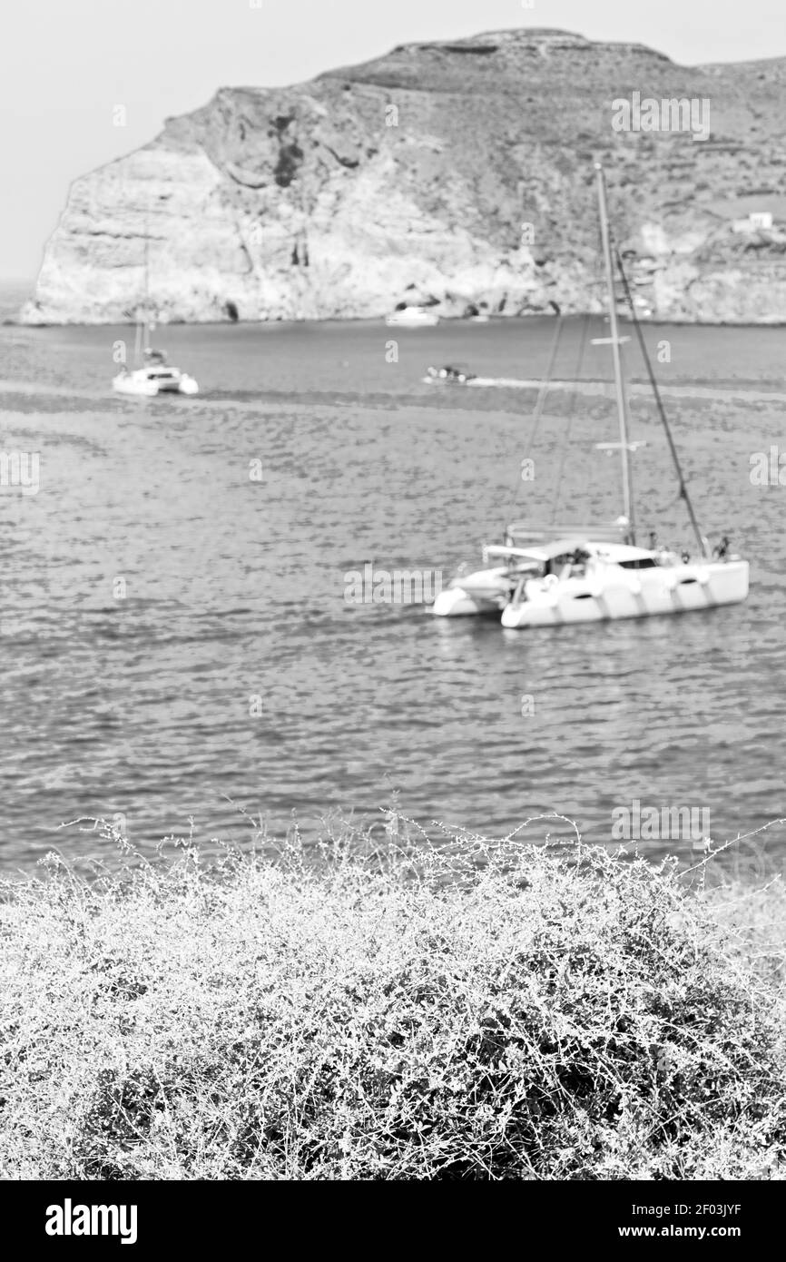 Colline et rochers sur la plage d'été en europe grèce île de santorin Banque D'Images