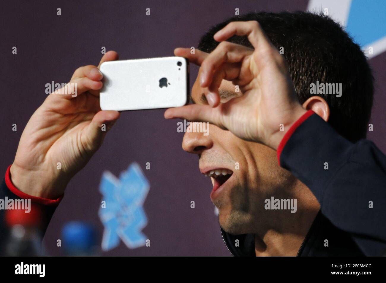 Les nageurs de l'équipe des États-Unis ont répondu à des questions dans une salle de presse emballée au centre aquatique le jeudi 26 juillet 2012, à Londres, en Angleterre. Michael Phelps a profité de l'occasion pour prendre quelques photos de ses propres nageurs. (Photo de Brian Peterson/Minneapolis Star Tribune/MCT/Sipa USA) Banque D'Images
