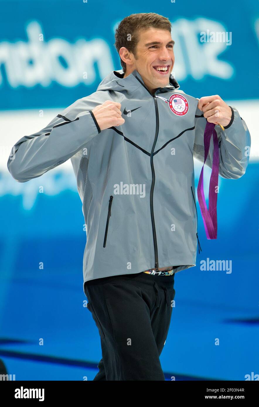 Michael Phelps (USA) réagissant avec sa médaille d'or pour le 400m IM
