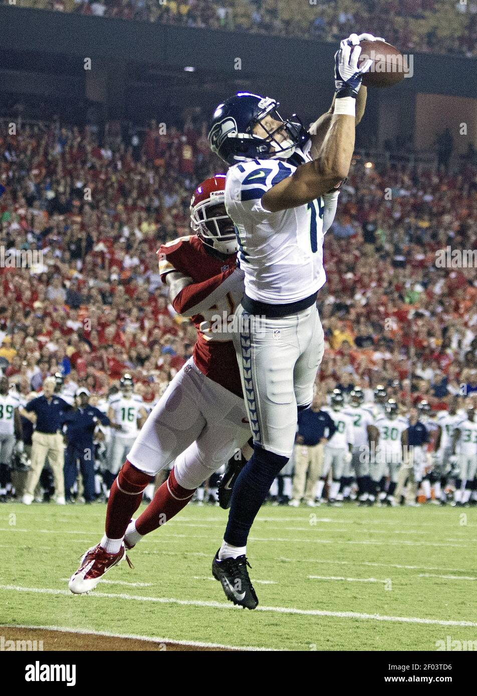 Charly Martin (14), un grand receveur des Seahawks de Seattle, traverse une passe de touchdown devant les chefs de Kansas City. Retour sur la défensive de Stanford Routt (26) au deuxième trimestre de la NFL, au stade Arrowhead à Kansas City, Missouri, le vendredi 24 août 2012. (Photo de John Sleezer/Kansas City Star/MCT/Sipa USA) Banque D'Images