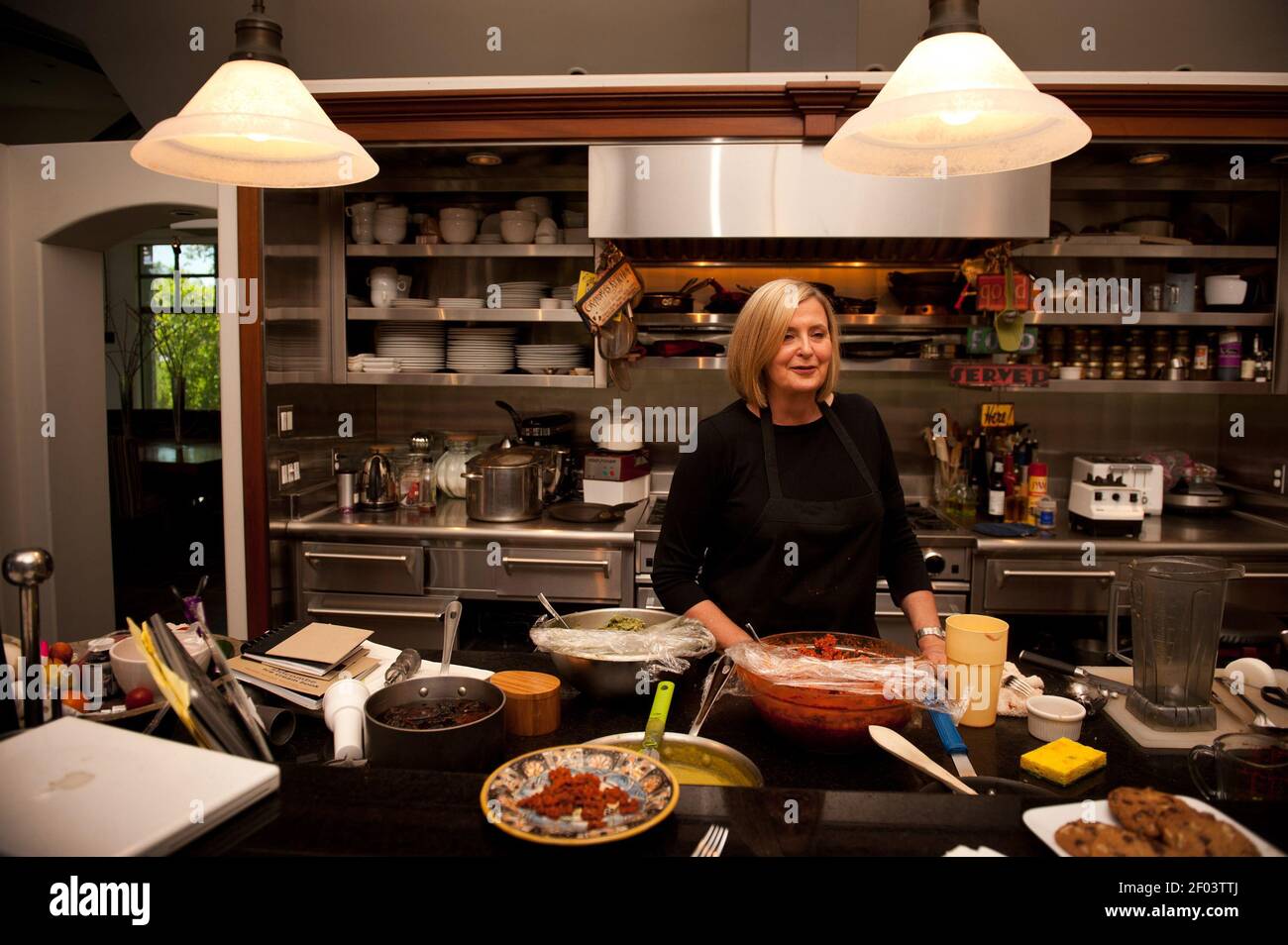 La cuisine de Peg Tomlinson est équipée d'appareils électroménagers de qualité et de design. Sa cuisine professionnelle bien équipée pourrait accueillir un spectacle de cuisine. Le quatrième dimanche de chaque mois, elle et son mari John se réunissent avec d'autres gourmets pour un dîner à thème, a-t-elle expliqué. (Photo de Jose Luis Villegas/Sacramento Bee/MCT/Sipa USA) Banque D'Images