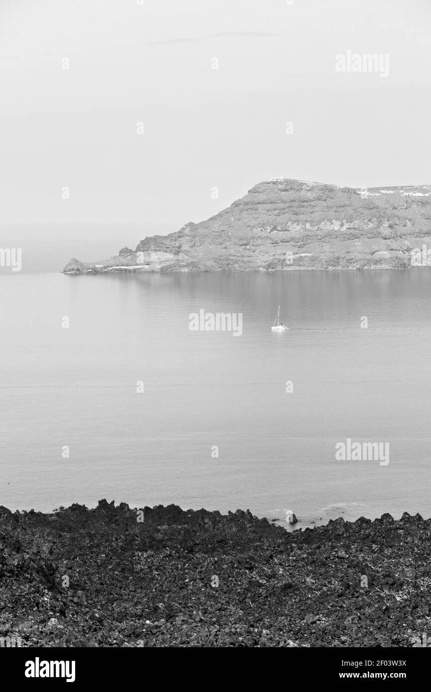Colline et rochers sur la plage d'été en europe grèce île de santorin Banque D'Images