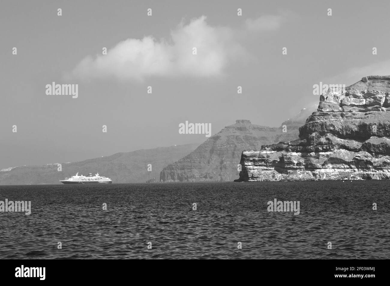 Colline et rochers sur la plage d'été en europe grèce île de santorin Banque D'Images
