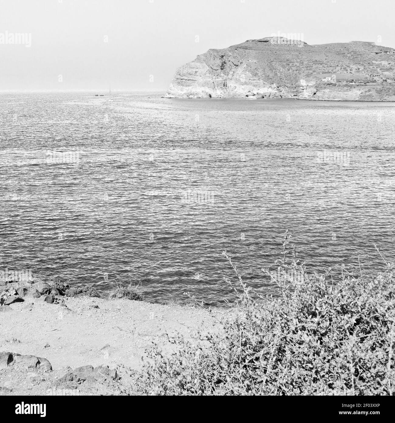 Colline et rochers sur la plage d'été en europe grèce île de santorin Banque D'Images