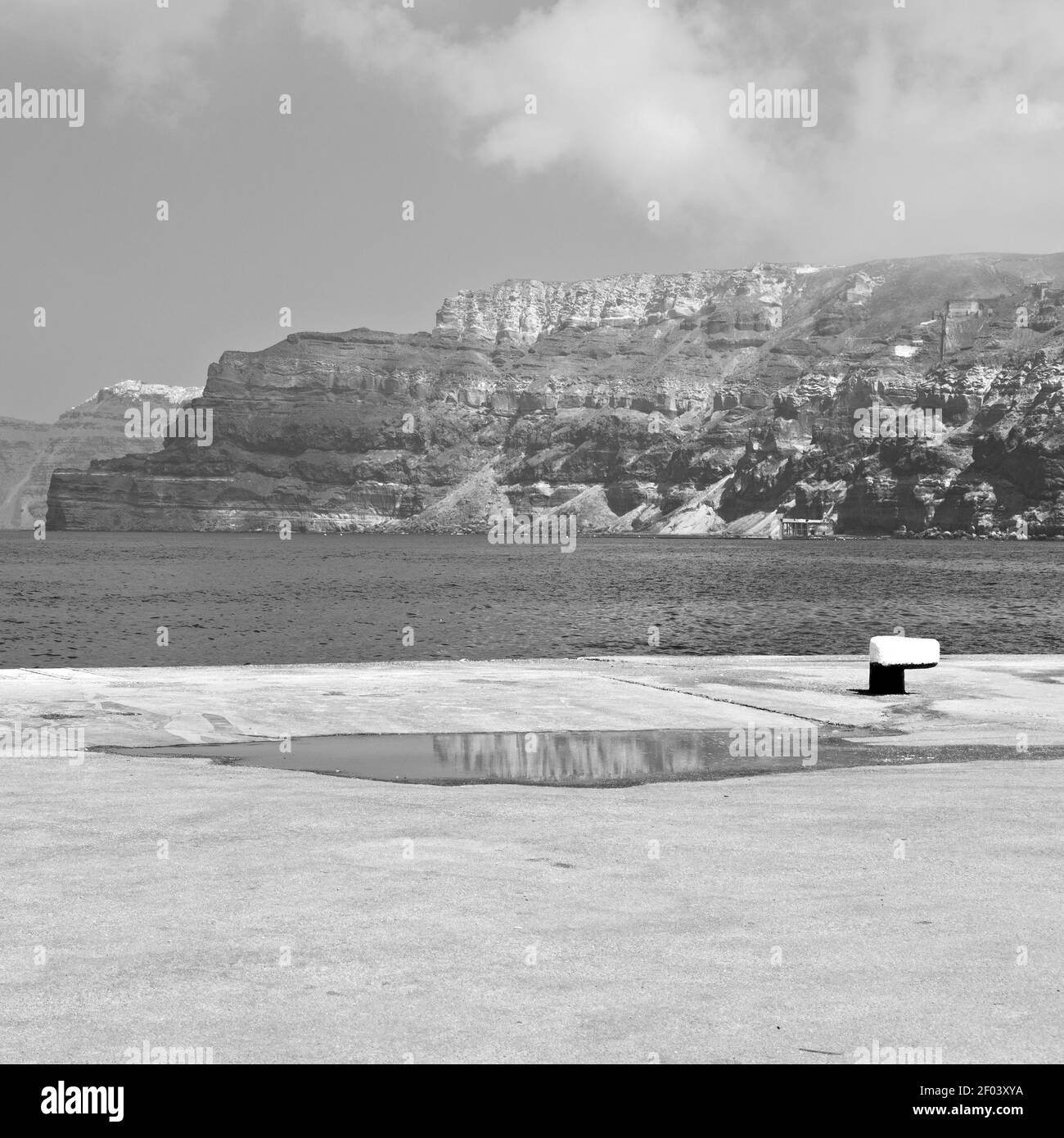 Colline et rochers sur le port Banque D'Images