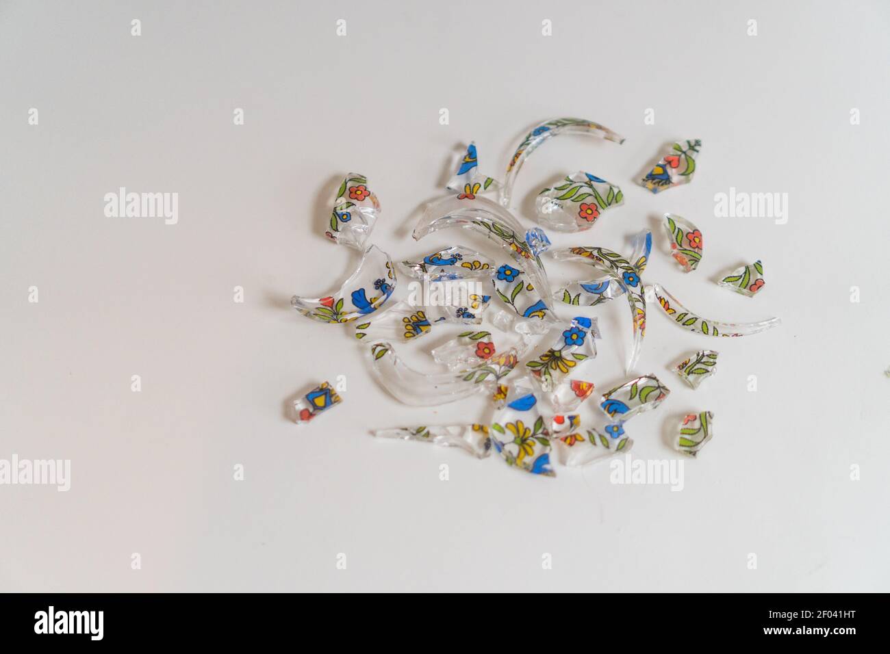 un verre brisé symbolisant l'état d'esprit pendant le pandémie Banque D'Images