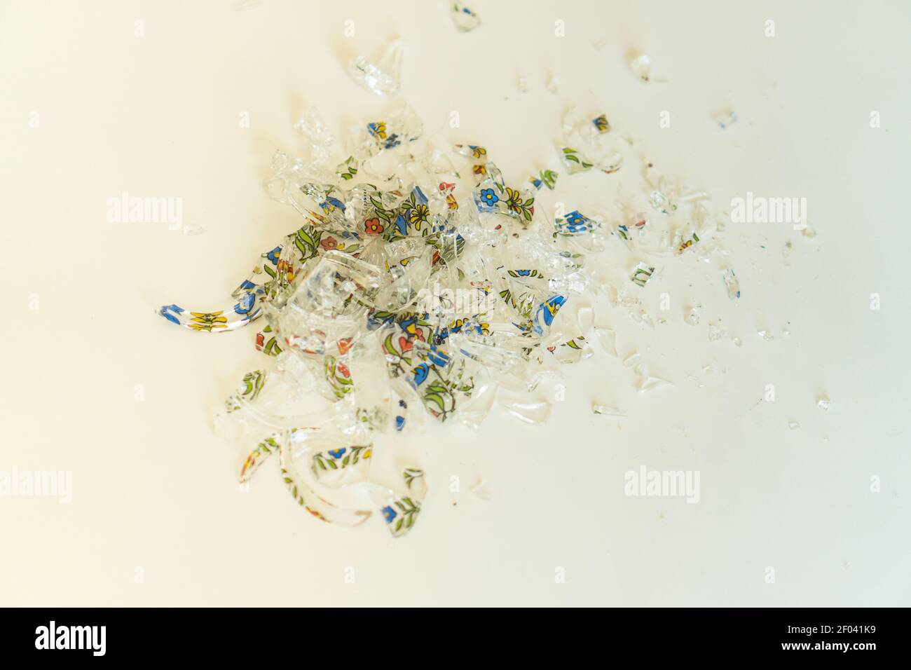 un verre brisé symbolisant l'état d'esprit pendant le pandémie Banque D'Images