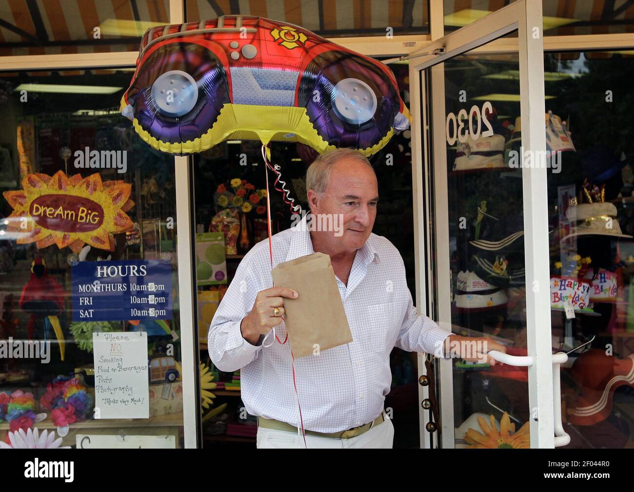 Charlie Jones part avec un ballon d'hélium qu'il a acheté pour l'anniversaire d'un ami à la Party Shop du village de Cameron à Raleigh, en Caroline du Nord, le 23 août 2012. Au cours des derniers mois, le prix de l’hélium a augmenté en raison d’une pénurie d’approvisionnement. (Photo de Chris Seward/Raleigh News & observer/MCT/Sipa USA) Banque D'Images