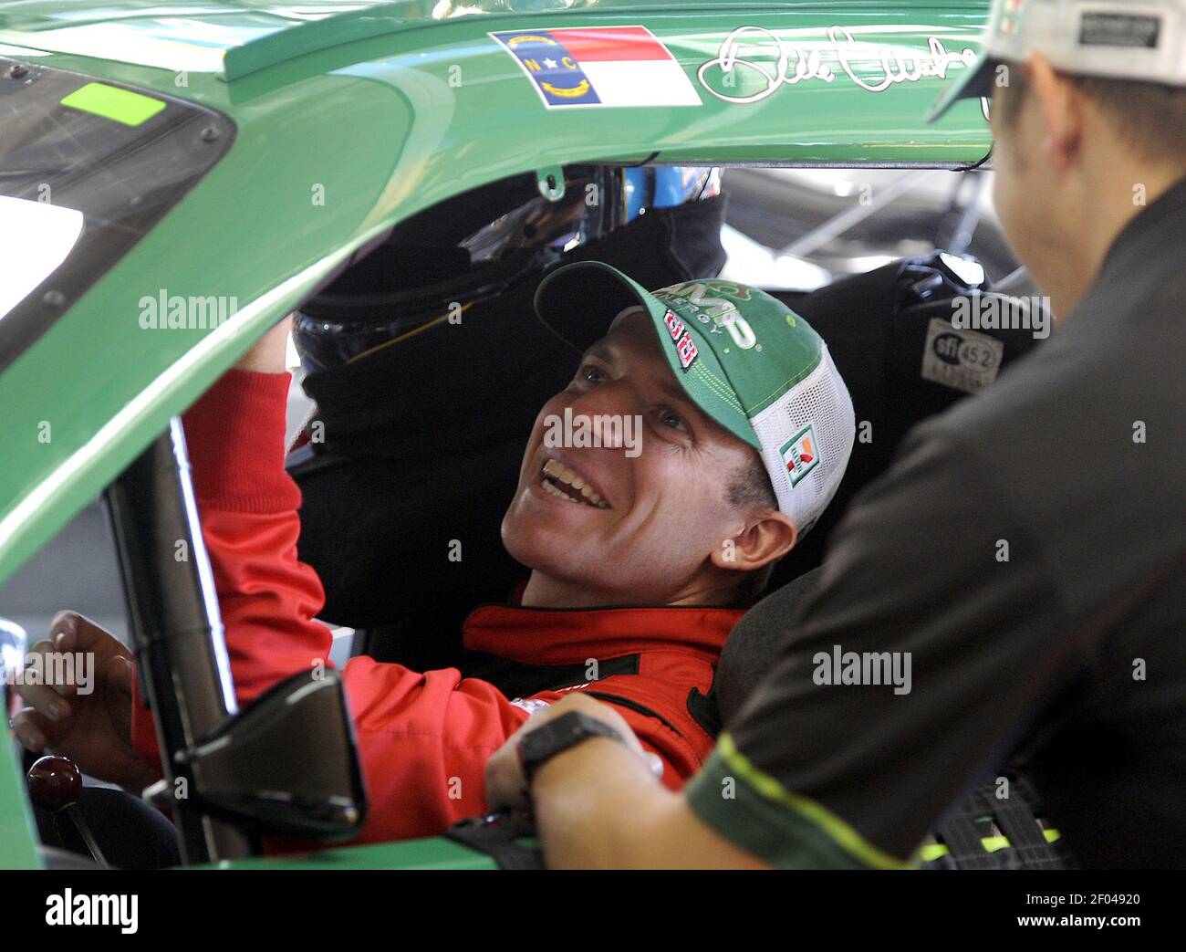 Regan Smith, pilote de la NASCAR Sprint Cup Series, sourit alors qu'il travaille avec un homme d'équipage pour préparer la voiture avant de s'entraîner le jeudi 11 octobre 2012 au circuit automobile de Charlotte à Concord, en Caroline du Nord. Smith se remplit pour le conducteur blessé Dale Earnhardt Jr. Pour les deux prochaines courses. (Photo de Jeff Siner/Charlotte observer/MCT/Sipa USA) Banque D'Images