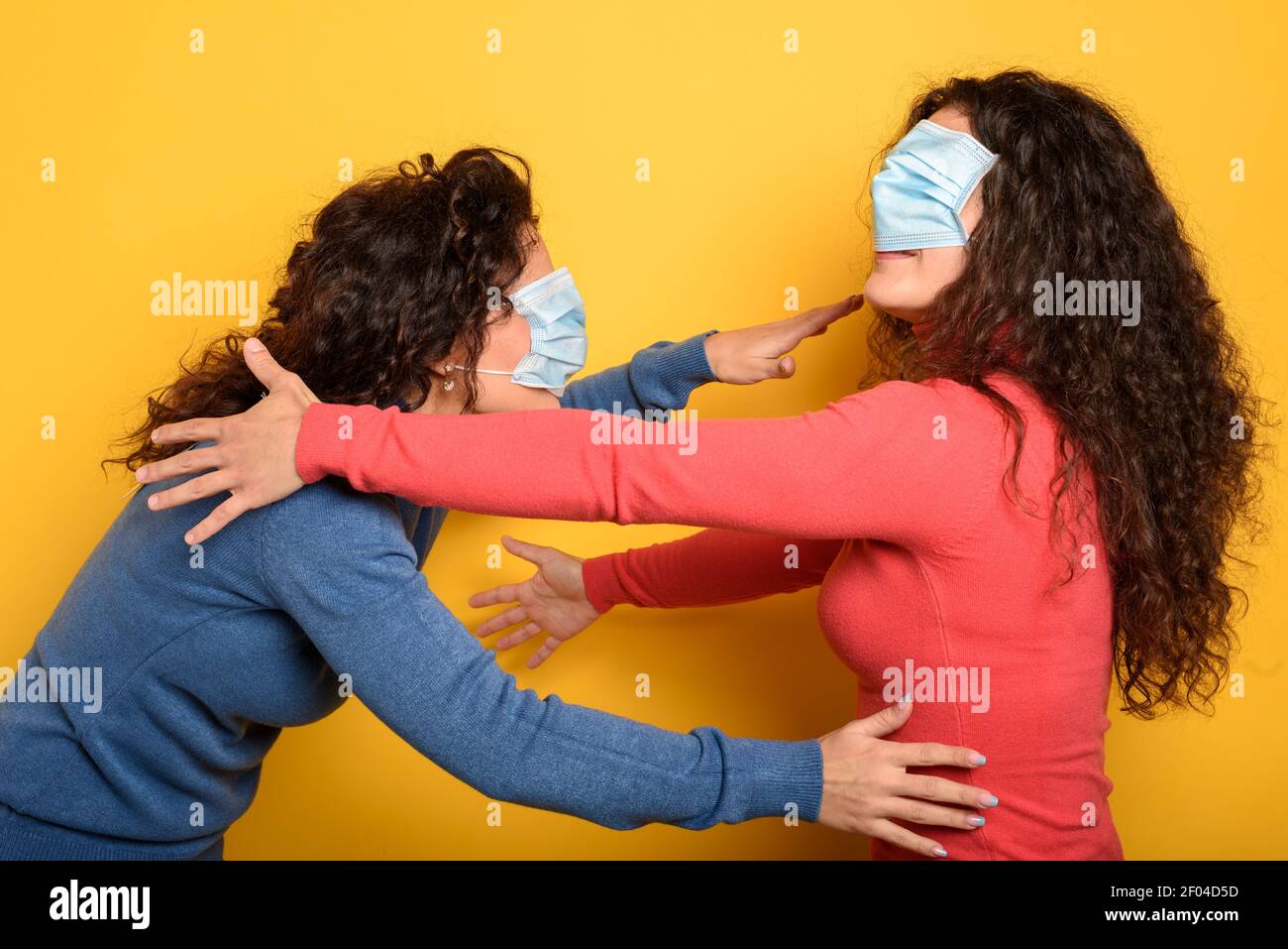 Drôle d'ami sont aveuglés avec masque de visage. Concept de confusion Banque D'Images