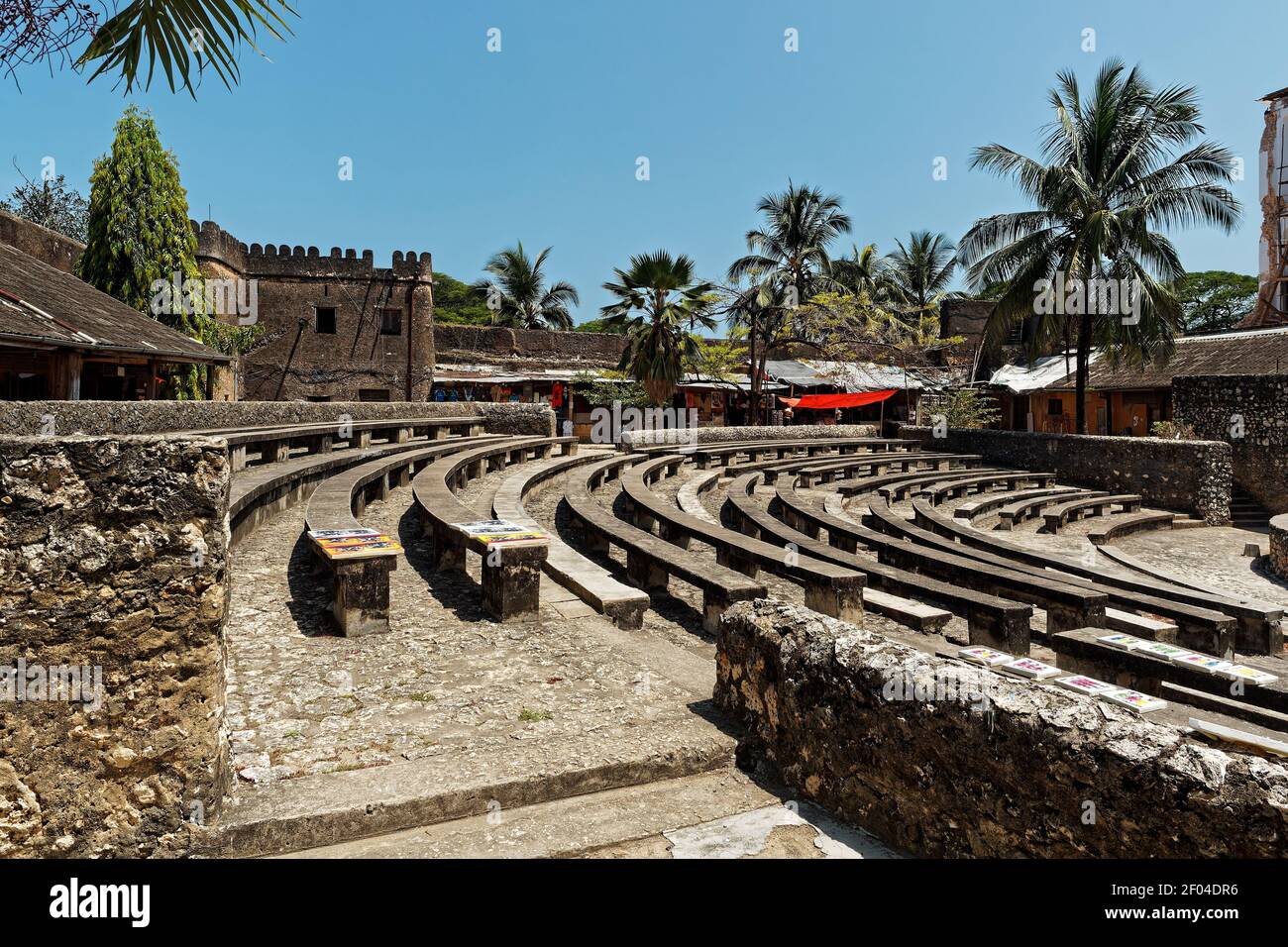 Stonetown (Tanzanie, archipel de Zanzibar). Rues et port dans la vieille ville de pierre de Zanzibar, les bâtiments historiques de pierre coloniale, rue étroite Banque D'Images