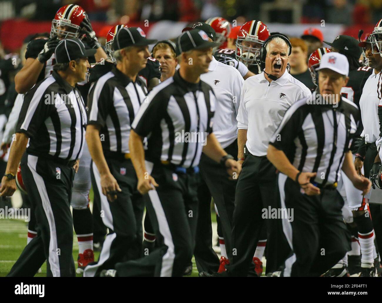 L'entraîneur-chef des Atlanta Falcons Mike Smith hurle devant les ...