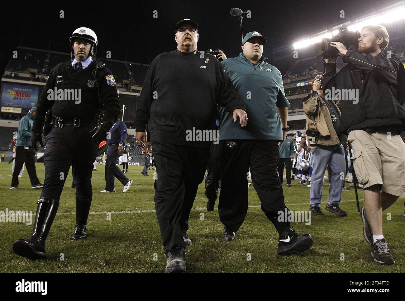 Andy Reid, entraîneur-chef d'aigles, au centre, part à la fin du match à Lincoln Financial Field, à Philadelphie, en Pennsylvanie, le dimanche 11 novembre 2012. Les Dallas Cowboys ont battu les Philadelphia Eagles, 38-23. (Photo de David Maialetti/Philadelphia Daily News/MCT/Sipa USA) Banque D'Images