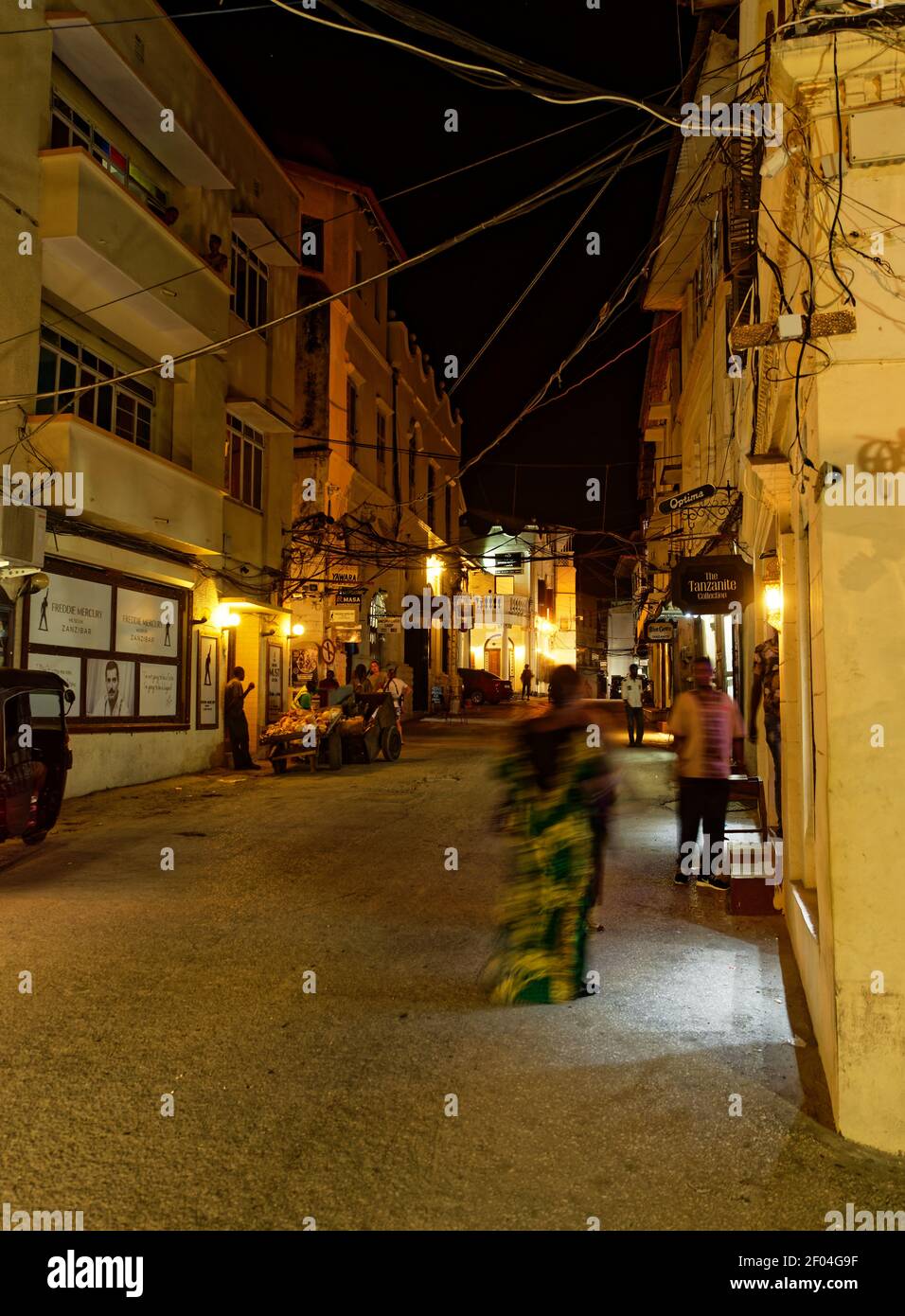 Stonetown (Tanzanie, archipel de Zanzibar) le soir et la nuit. Rues et port dans la vieille ville de pierre de Zanzibar, la construction coloniale historique Banque D'Images