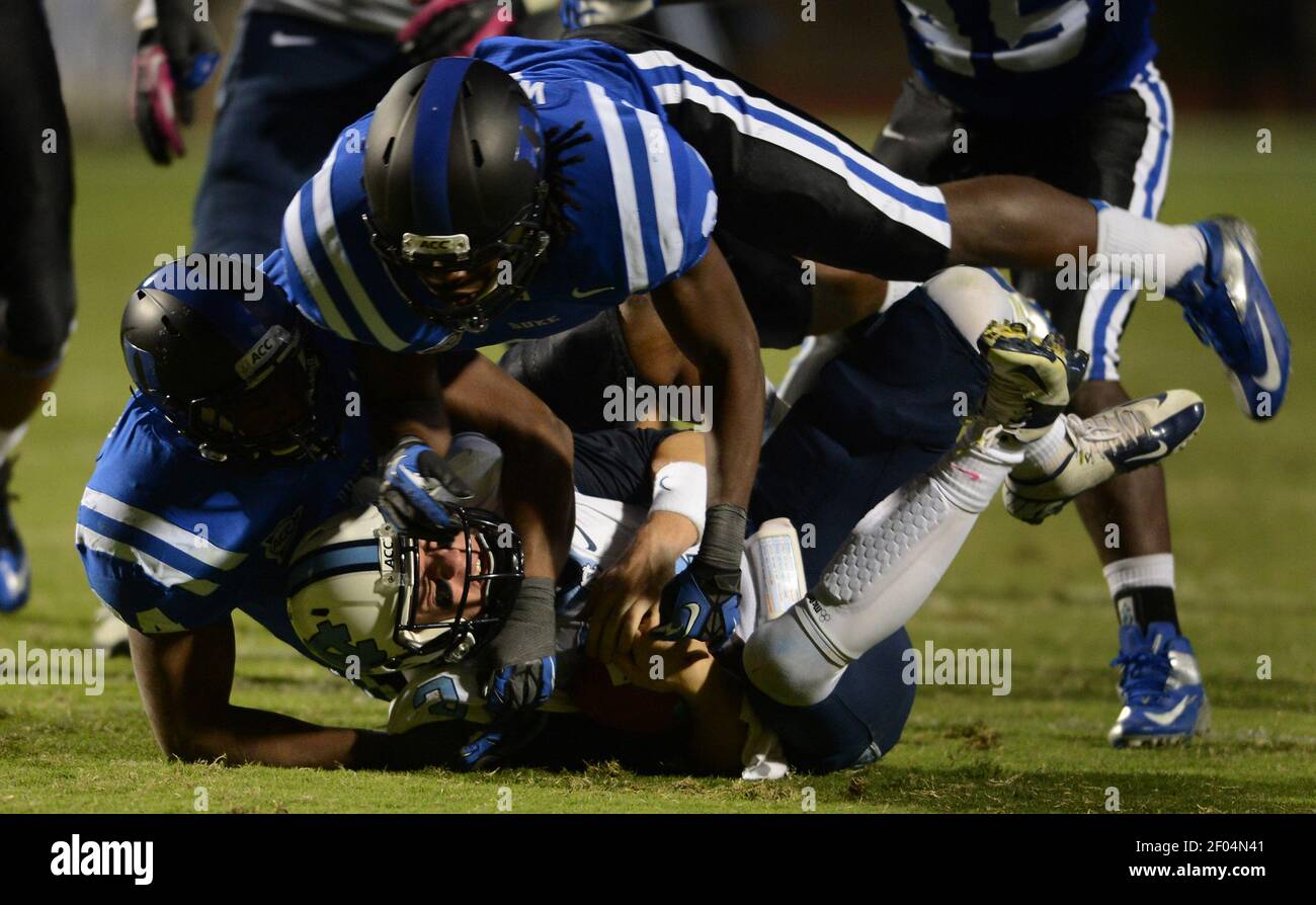 La défense de Duke Kenny Anunike (84) aplatit le quarterback de Caroline du Nord Bryn Renner (2) au troisième trimestre. Les Duke Blue Devils ont battu les North Carolina Tar Heels, 33-30, au Wallace Wade Stadium de Durham, en Caroline du Nord, le samedi 20 octobre 2012. (Photo par Chuck Liddy/Raleigh News & observer/MCT/Sipa USA) Banque D'Images