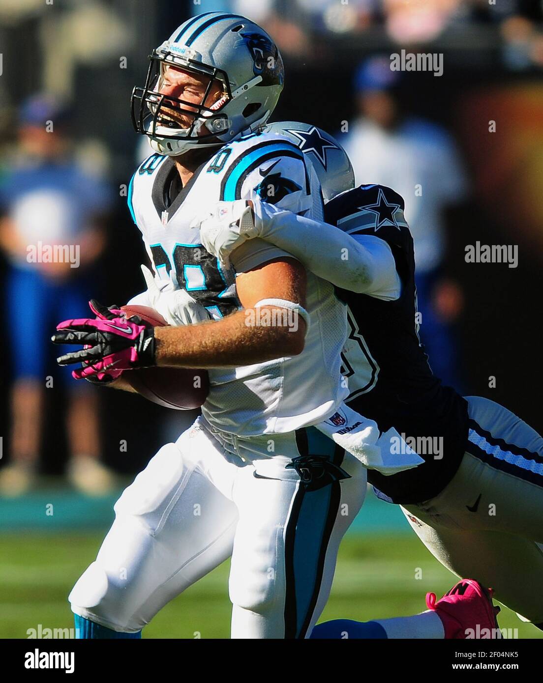 Carolina Panthers Tight End Greg Olsen lutte pour le yardage à la suite d'une réception contre la sécurité des Dallas Cowboys Gerald Sensabaugh lors du quatrième trimestre d'action au stade Bank of America à Charlotte, Caroline du Nord, le dimanche 21 octobre 2012. Les Dallas Cowboys ont battu les Carolina Panthers, 19-14. (Photo de Jeff Siner/Charlotte observer/MCT/Sipa USA) Banque D'Images