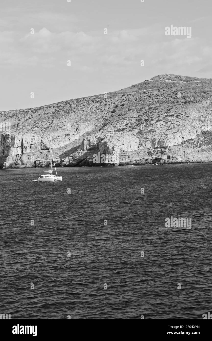 Voile près de la colline et des rochers sur la plage d'été à europe grèce île de santorin Banque D'Images