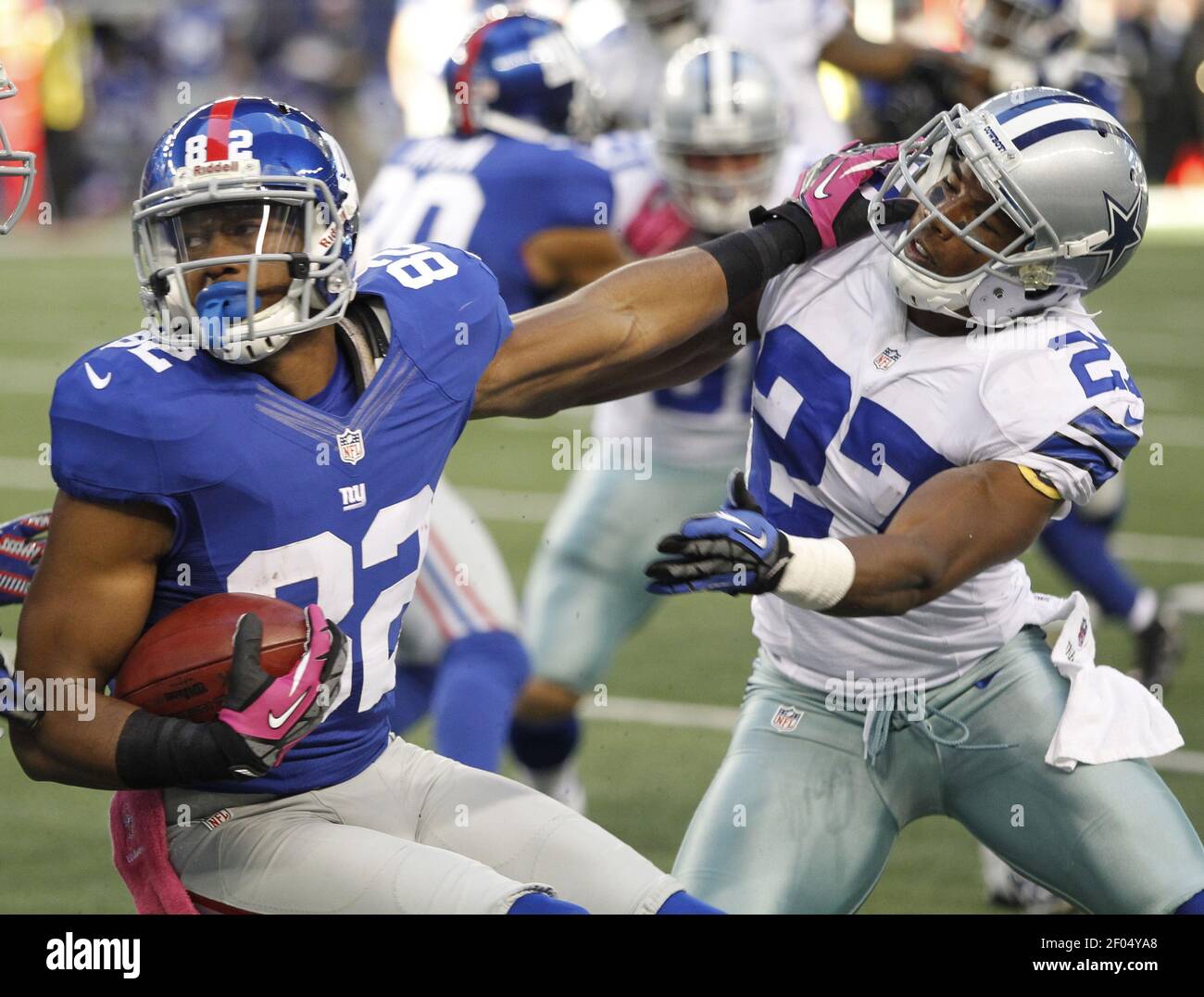 New York Giants punt rapatrier Rueben Randle (82) armes raides Dallas Cowboys forte sécurité Eric Frampton (27) dans le troisième trimestre au stade Cowboys à Arlington, Texas, le dimanche 28 octobre 2012. Les Giants battit les Cowboys, 29-24. (Photo de Ron Jenkins/fort Worth Star-Telegram/MCT/Sipa USA) Banque D'Images