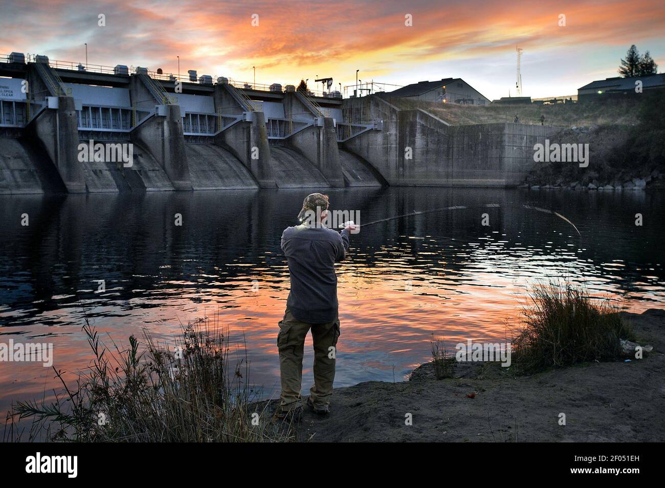 Perry Selk, de Cameron Park, en Californie, jette sa ligne pour le saumon juste en dessous du barrage Nimbus à Gold River le mardi 13 novembre 2012. (Photo de Randall Benton/Sacramento Bee/MCT/Sipa USA) Banque D'Images
