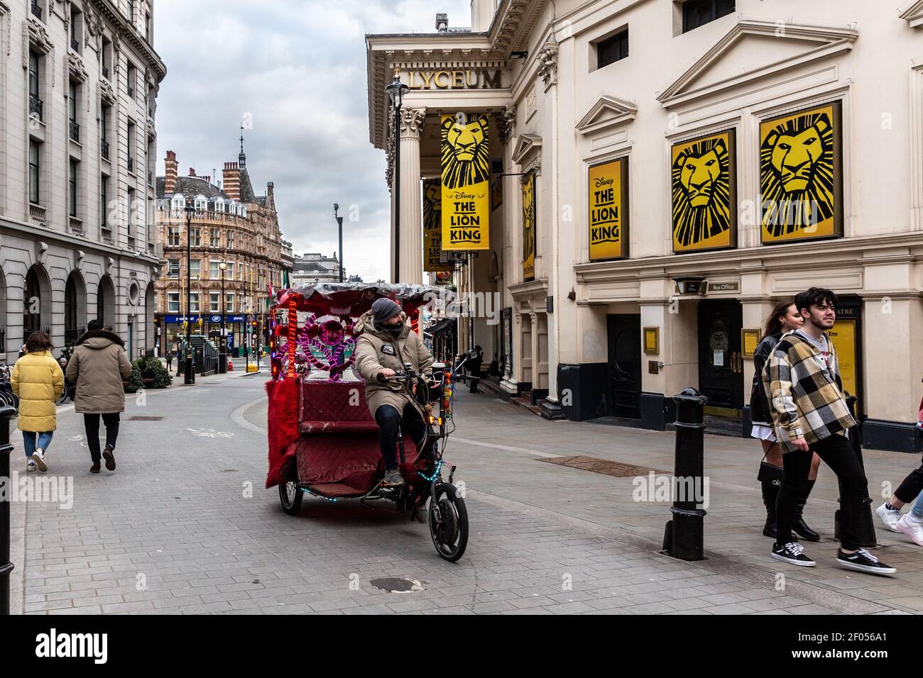 Londres, Royaume-Uni, 6 mars 2021. Les Londoniens sont vus marcher dans le West End lors d'un troisième confinement permanent du coronavirus. Le Premier ministre Boris Johnson a établi une feuille de route pour l’assouplissement des restrictions. Credit: Dominika Zarzycka/Alay Live News Banque D'Images