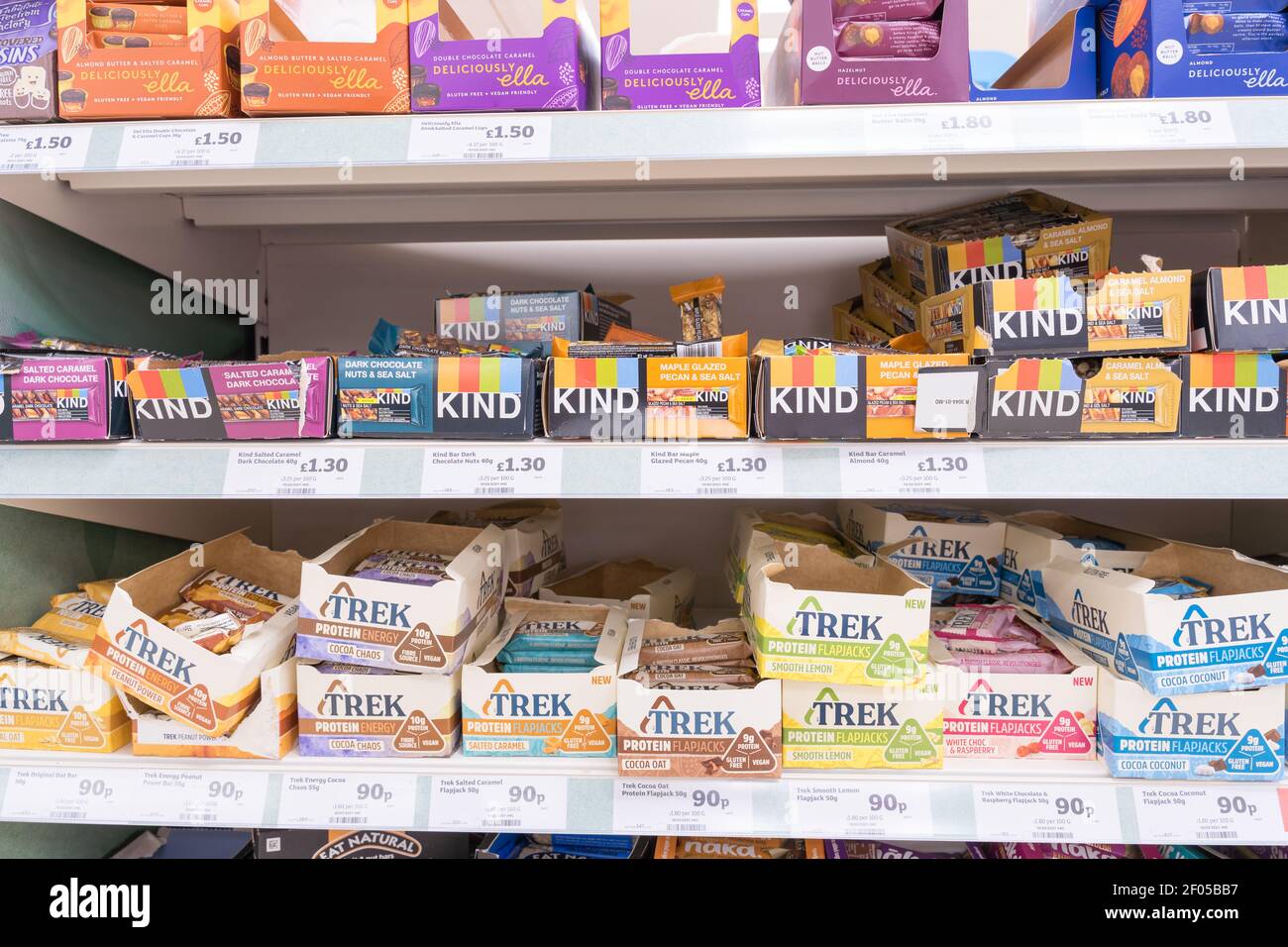 Des collations santé et des bars sont mis en rayon dans une allée du supermarché Sainsbury's, Food, Angleterre, Royaume-Uni Banque D'Images