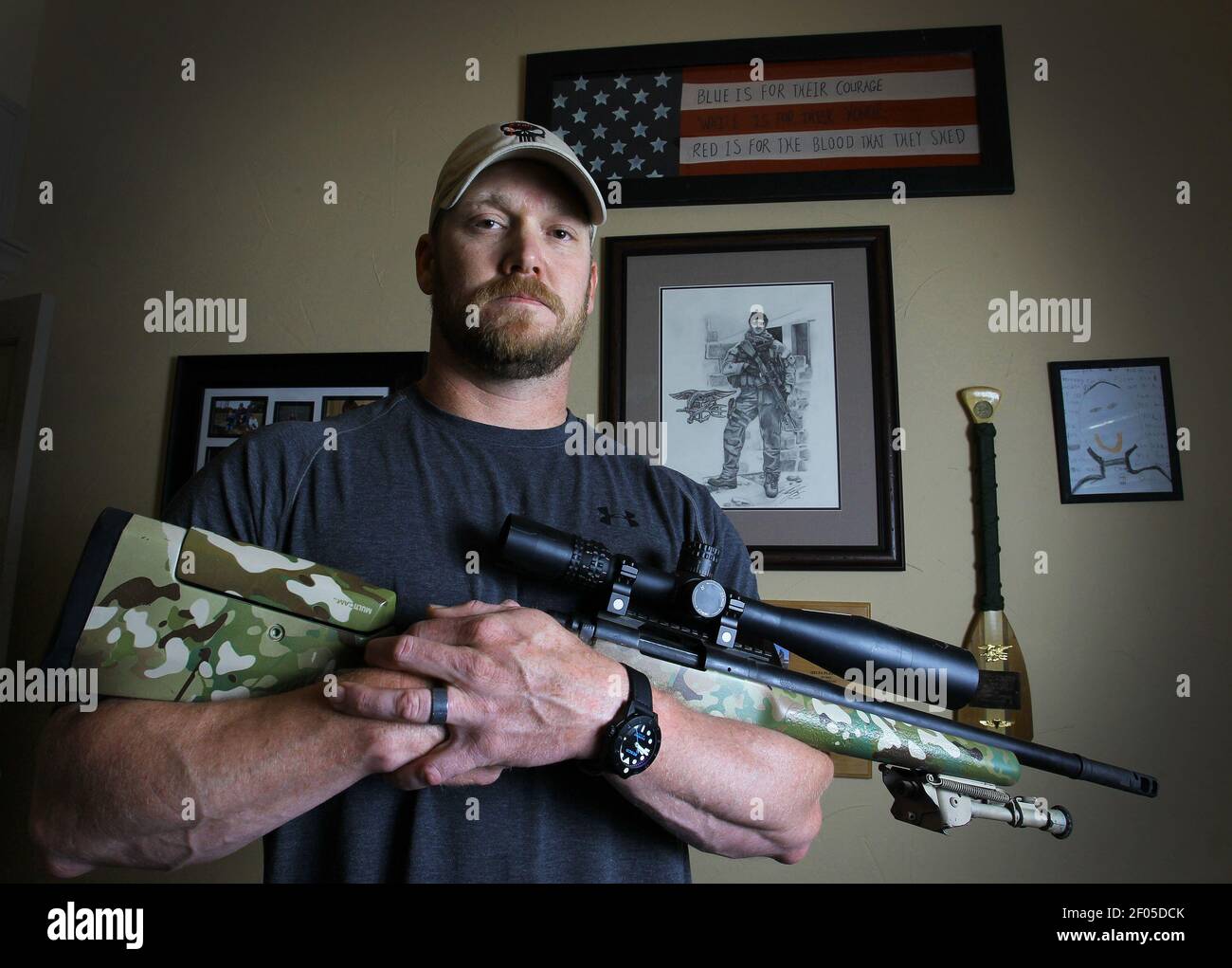 Chris Kyle, un ancien SCEAU de la Marine et auteur BEST-seller du livre  'American Sniper: The Autobiography of the MOST fatal Sniper in U.S.  Military History', détient un fusil de sniper .308