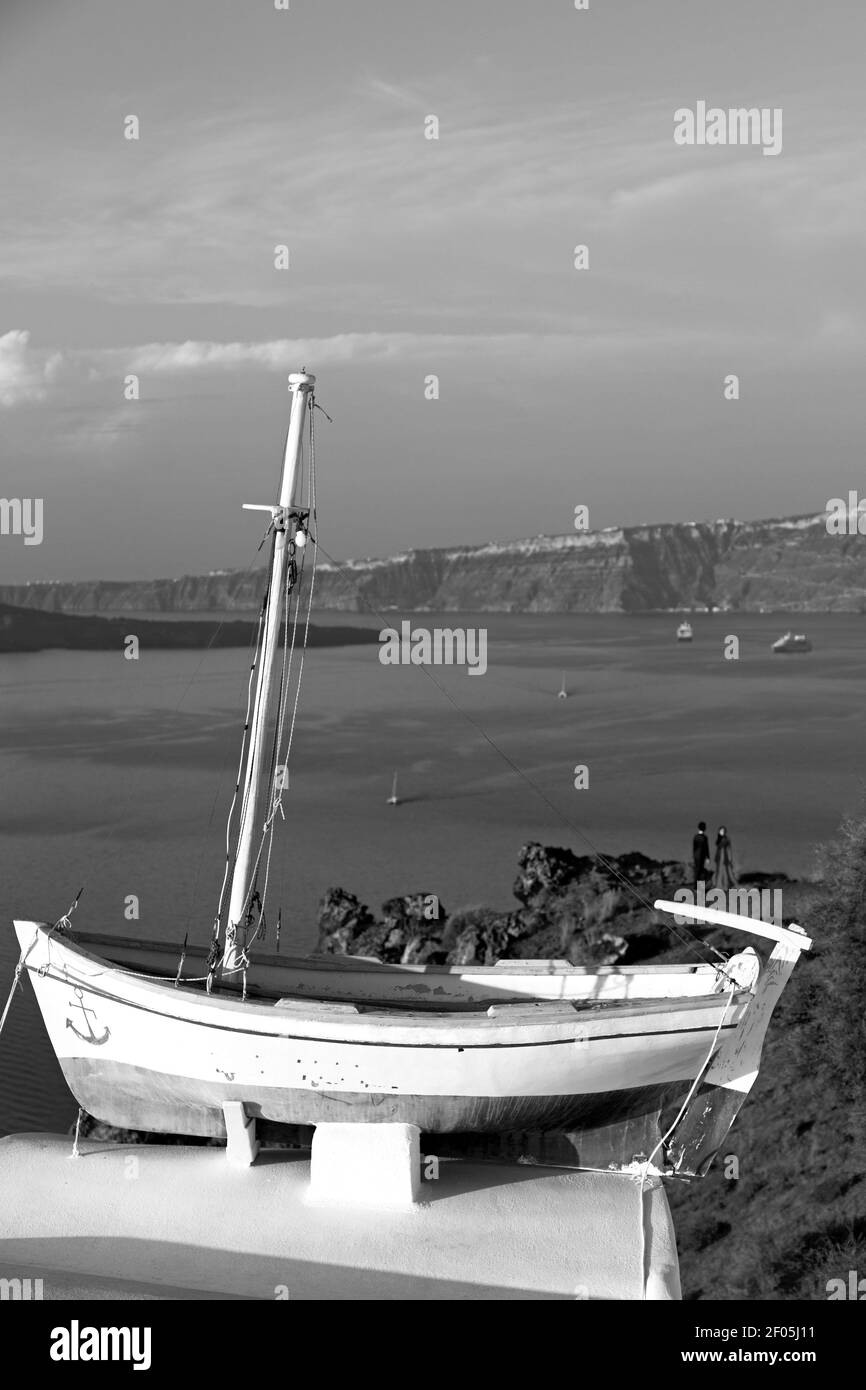 Bateau au coucher du soleil en europe grèce santorini île colline et rochers sur la plage d'été Banque D'Images
