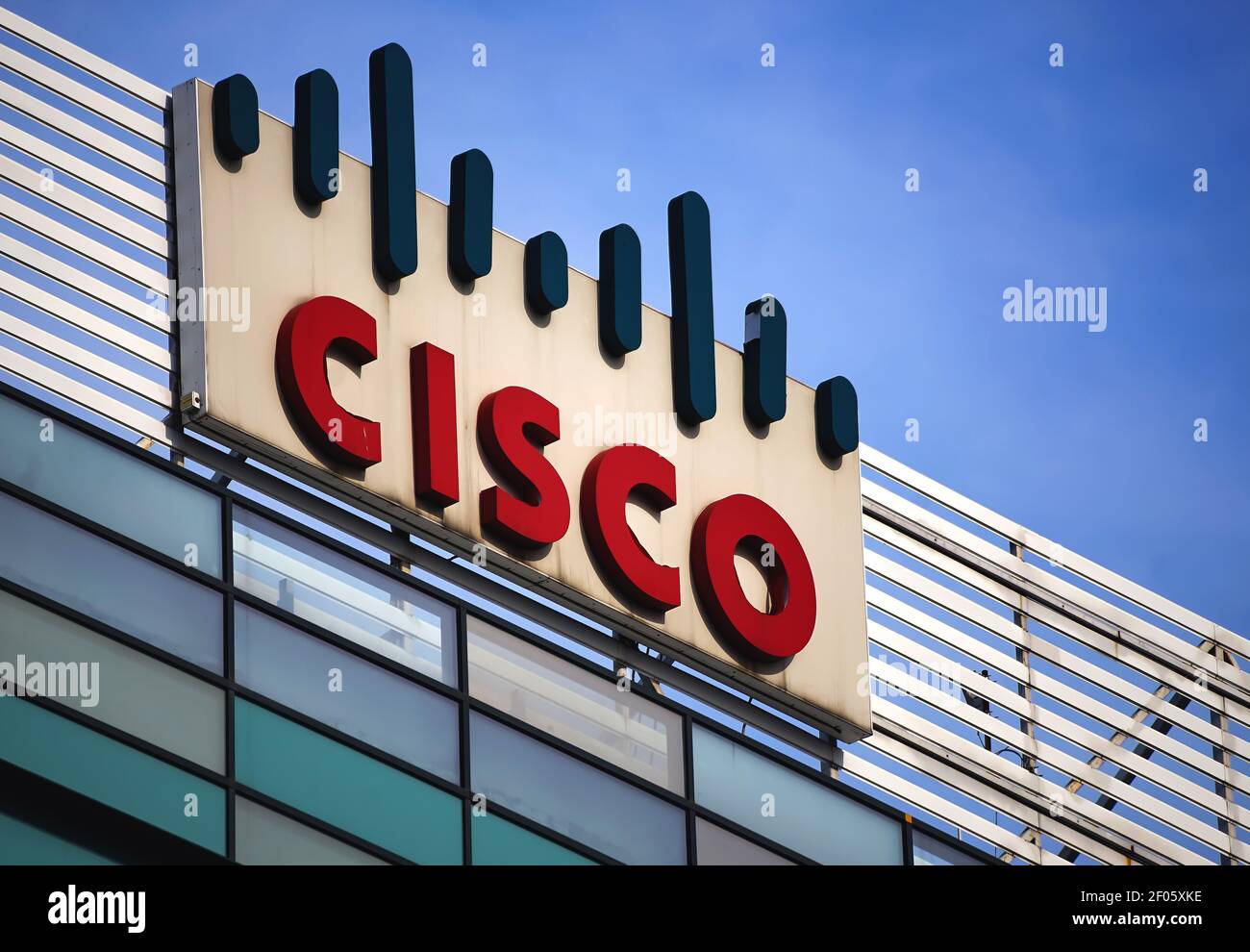 Bucarest, Roumanie - 24 février 2021 : le logo Cisco Systems est visible au sommet d'un bâtiment, à Bucarest, Roumanie. Banque D'Images
