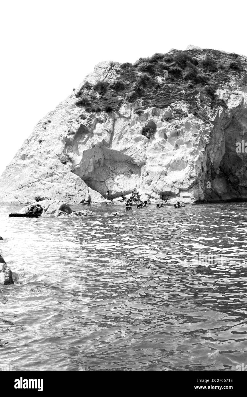 Colline et rochers sur la plage d'été en europe grèce île de santorin Banque D'Images