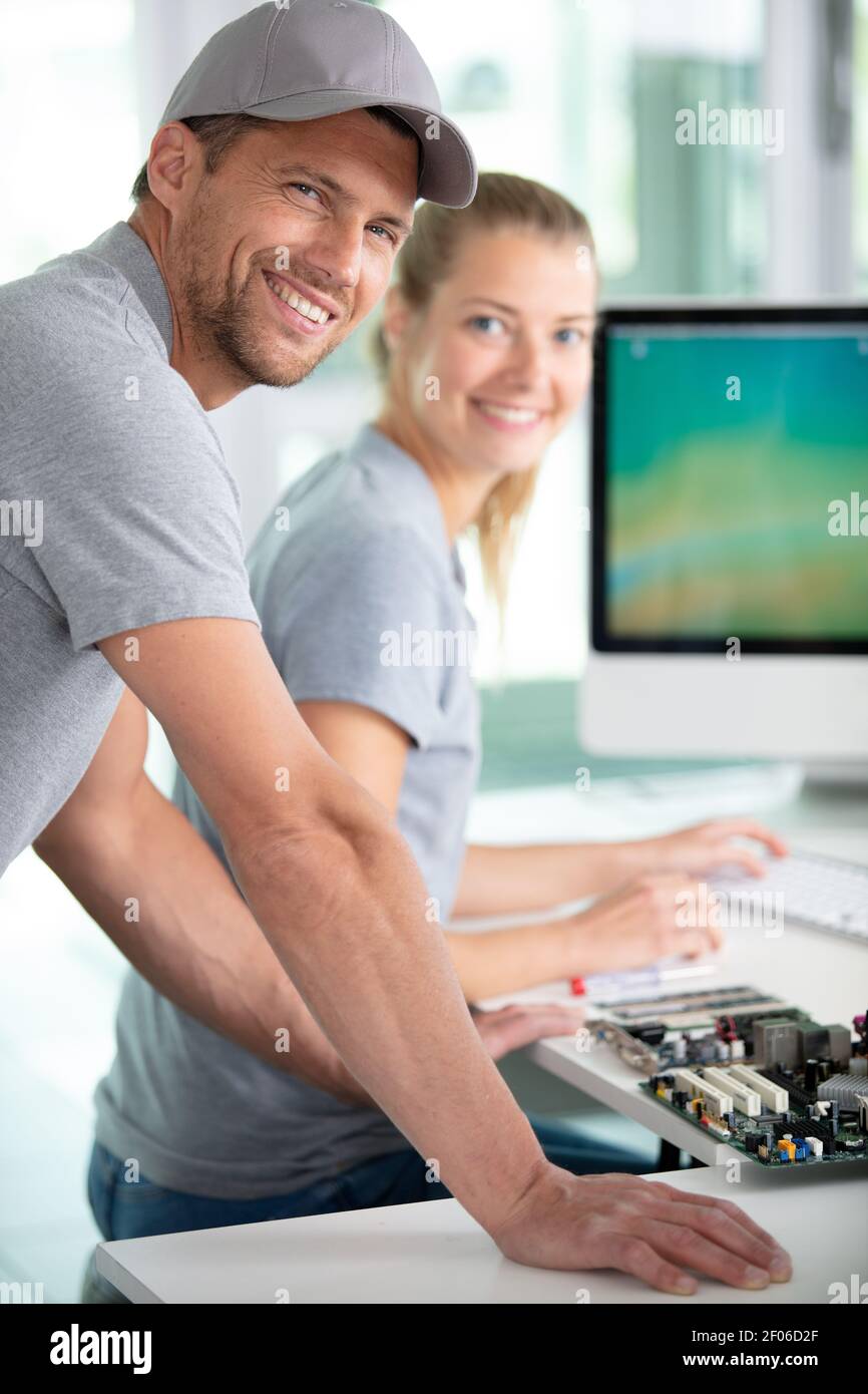 enseignant et écolière règle le modèle de bras robot Banque D'Images