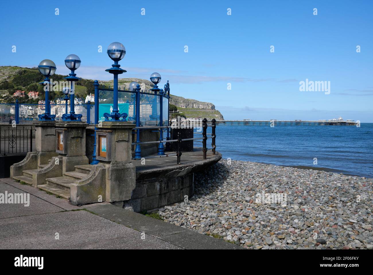 Llandudno Bandstand sur la Promenade avec Llandudno Pier dans le Distance Llandudno Nord pays de Galles Royaume-Uni Banque D'Images