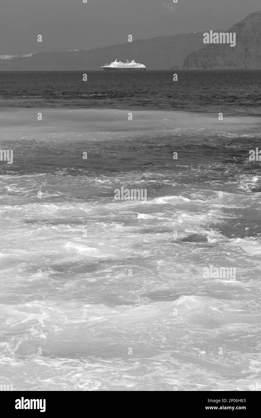 Colline et rochers sur la plage d'été en europe grèce île de santorin Banque D'Images