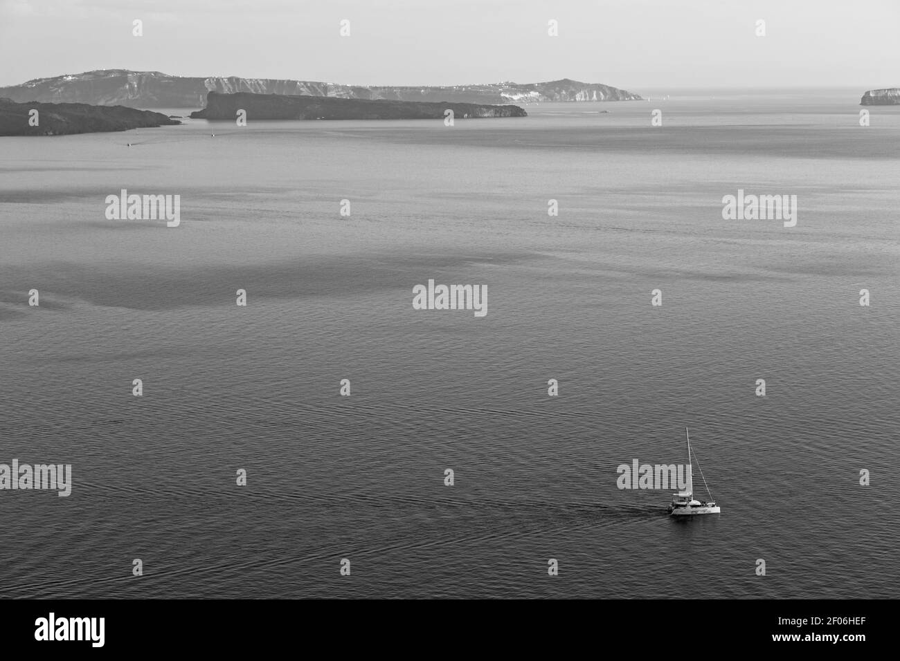 Colline et rochers sur la plage d'été en europe grèce île de santorin Banque D'Images