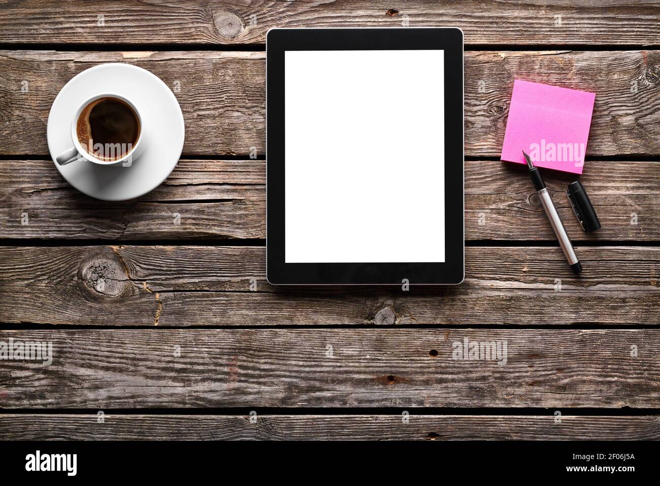 Tablette numérique avec papier note et tasse de café Banque D'Images