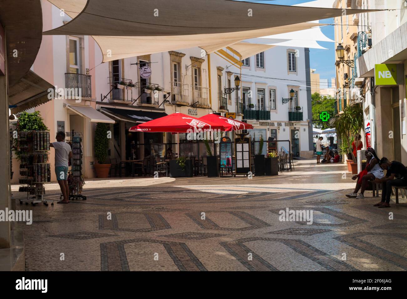 Faro, Portugal - avril 9 2020. Rue commerçante de Faro. Place au Portugal avec de mauvaises et peu de personnes dans la rue pour l'ombre lors d'une chaude journée d'été. Banque D'Images