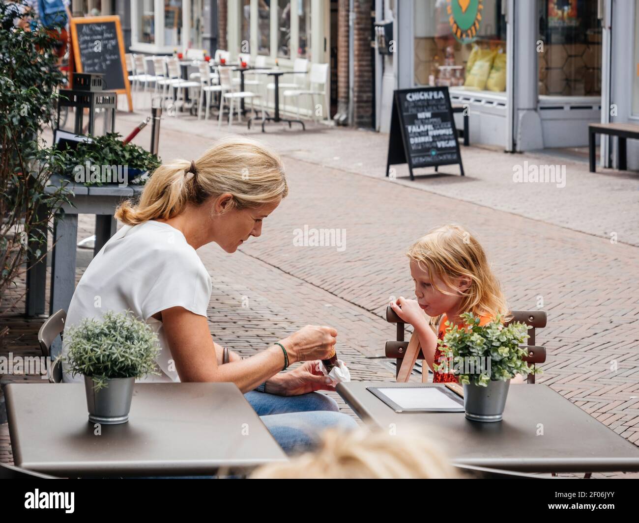 Haarlem, pays-Bas - 21 août 2018: Belle mère hollandaise mangeant de la  glace avec sa fille sur la terrasse vide dans la partie centrale de la  ville Photo Stock - Alamy