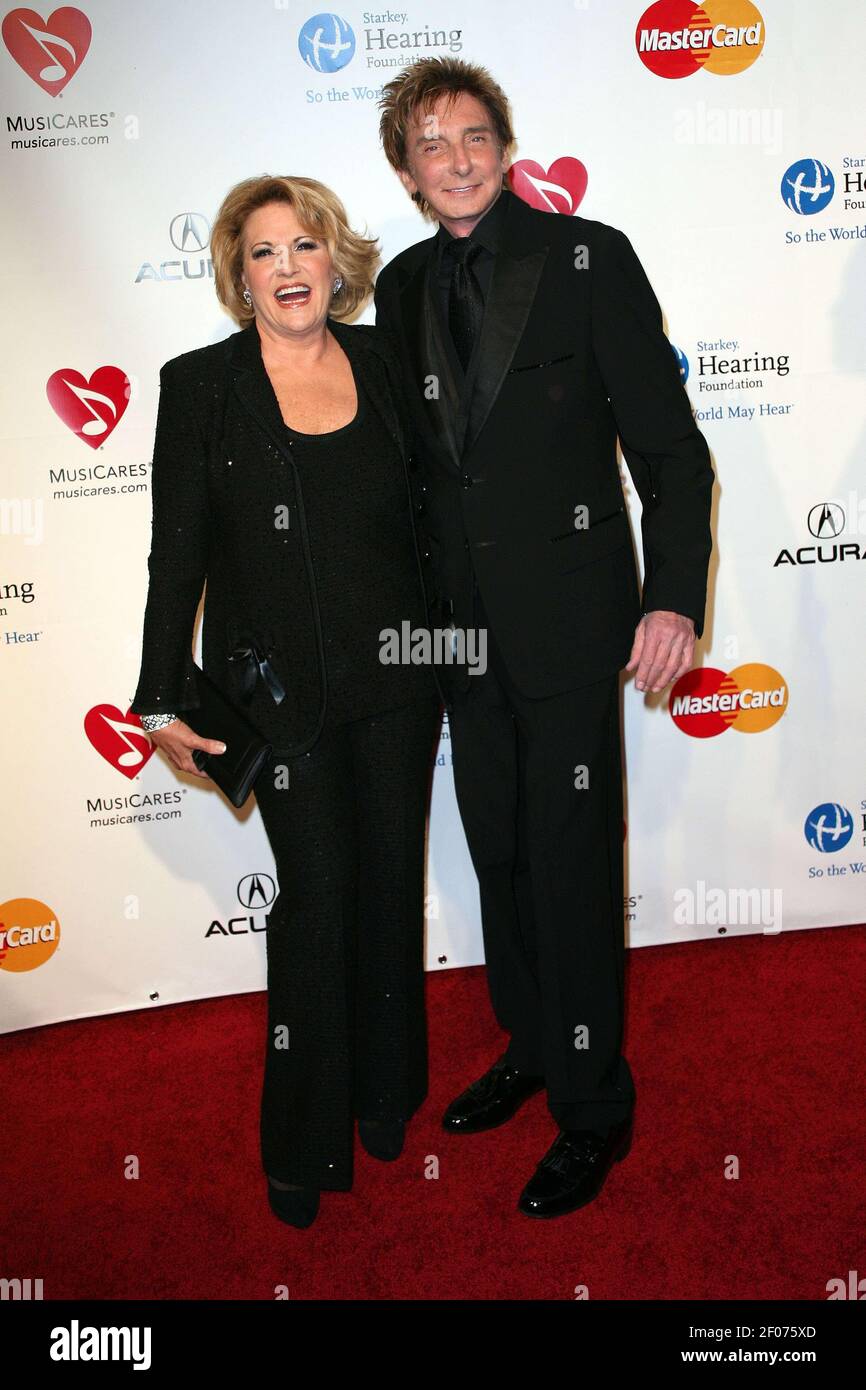 11 février 2011 - Los Angeles, CA - Barry Manilow arrive à la personne de l'année 2011 de Musicares en l'honneur de Barbara Streisand à Los Angeles, Californie. Crédit photo : Krista Kennel/Sipa Press/musicarespersonyear.084/1102120848 Banque D'Images