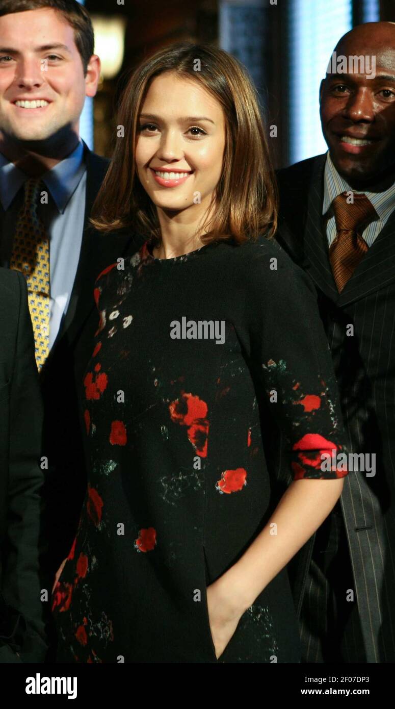 02-mars-2011-washington-d-c-la-premiere-dame-michelle-obama-et-la-secretaire-a-l-education-arne-duncan-ont-lu-un-livre-du-dr-seuss-aux-ecoliers-a-la-bibliotheque-du-congres-l-evenement-organise-par-l-aen-a-egalement-ete-suivi-par-diverses-celebrites-qui-ont-lu-des-livres-aux-enfants-pour-promouvoir-l-importance-de-la-lecture-les-celebrites-presentes-ont-ete-l-actrice-jessica-alba-avec-sa-fille-d-honneur-donald-driver-champion-superbowl-et-grand-receveur-de-green-bay-packers-camila-alves-designer-de-mode-philanthrope-et-mannequin-carla-hall-chef-de-celebrite-et-meilleur-chef-mi-celebre-chef-et-meilleur-chef-2f07dp3.jpg