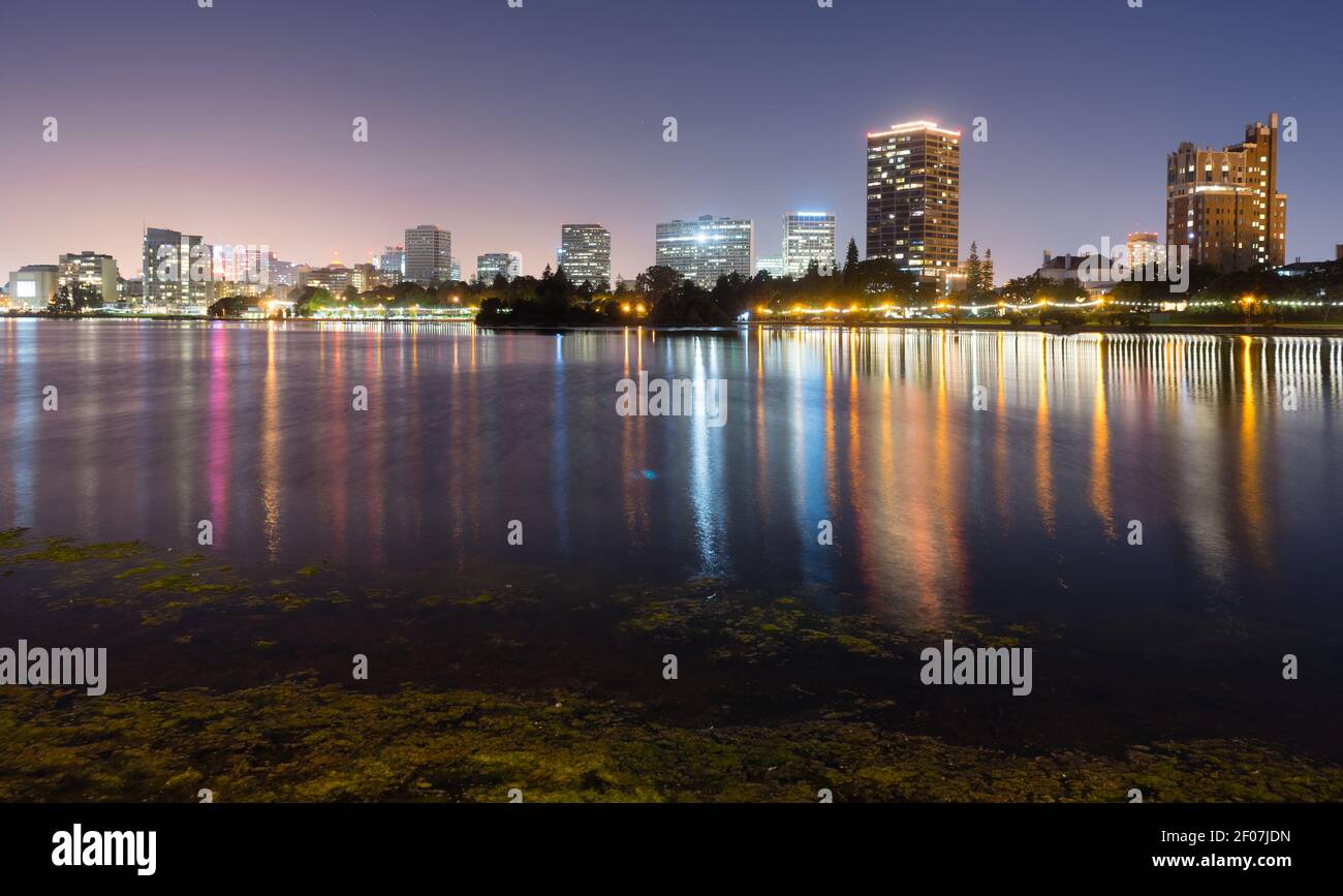 Oakland California Night Sky Centre-ville Ville Lake Merritt Banque D'Images