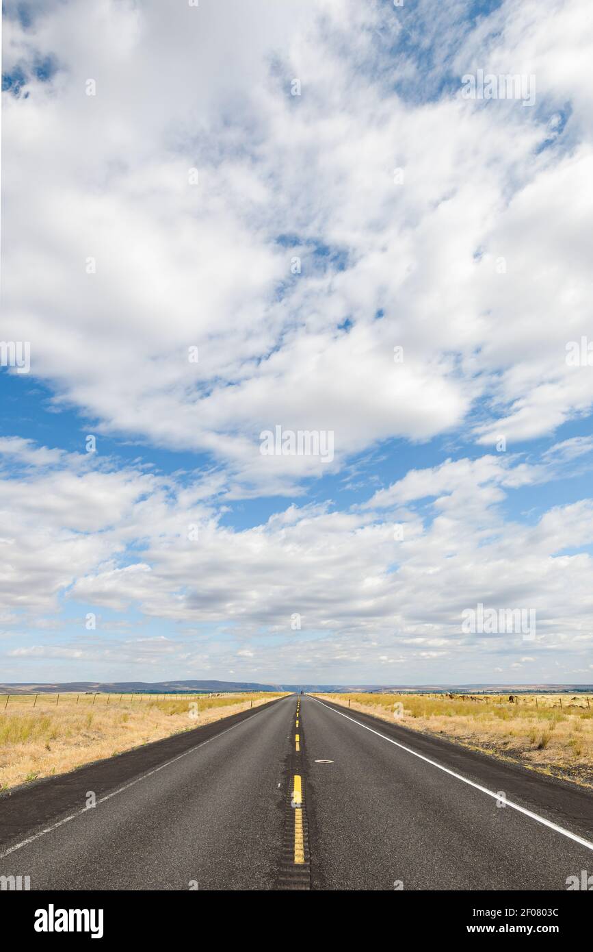 Une route ouverte dans l'Ouest américain sous des nuages puffy Offre la liberté à travers l'État de Washington et au-delà Banque D'Images