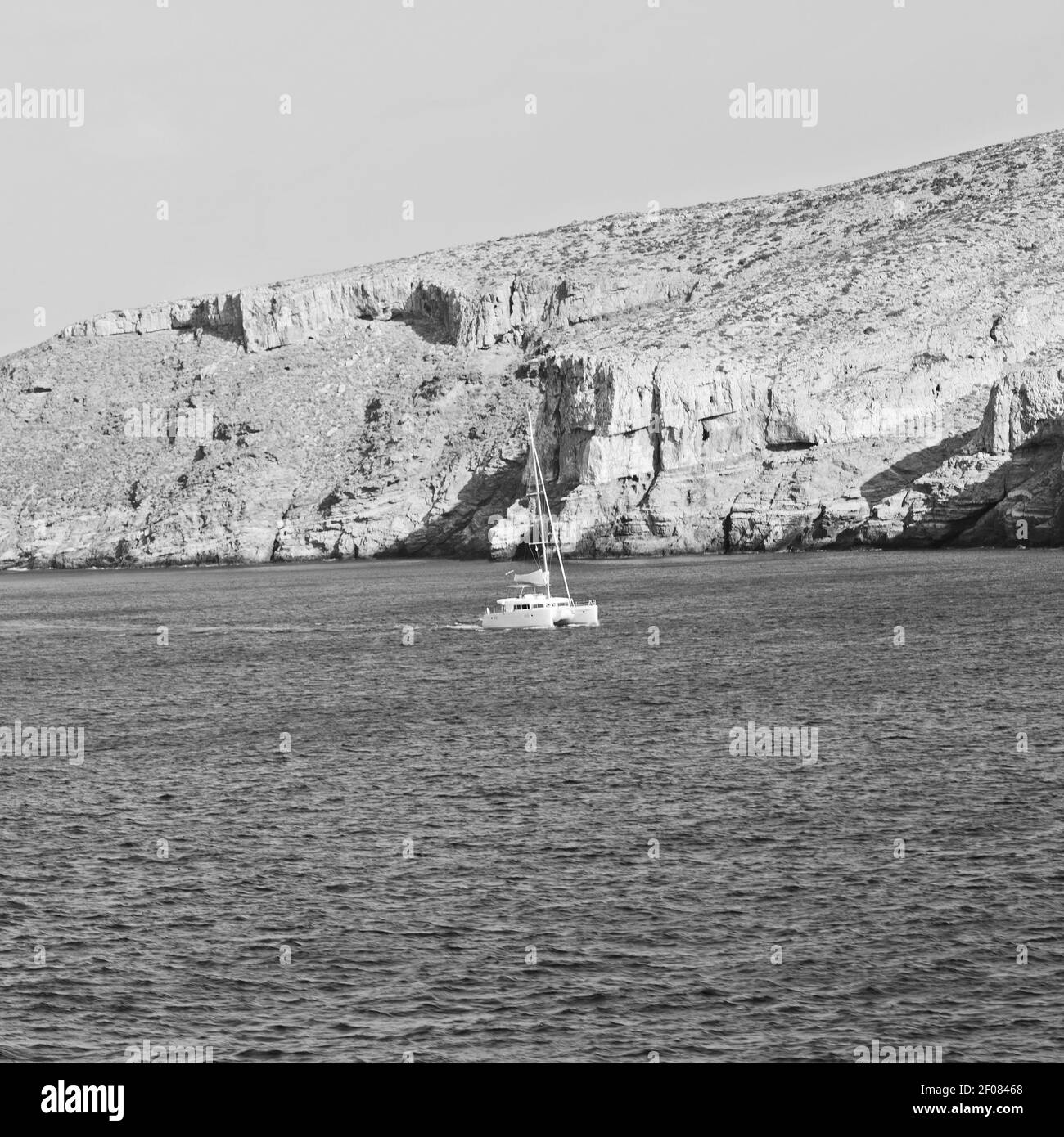 Voile près de la colline et des rochers sur la plage d'été à europe grèce île de santorin Banque D'Images
