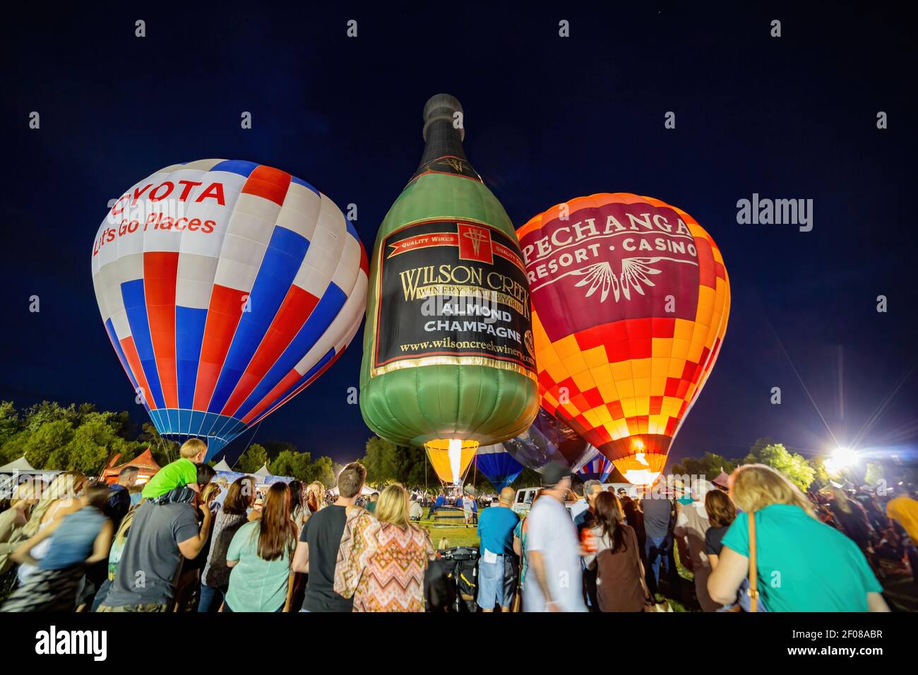 Temecula, 29 MAI 2015 - vue nocturne de quelques belles montgolfière dans la Temecula Valley Balloon and Wine Festival Banque D'Images