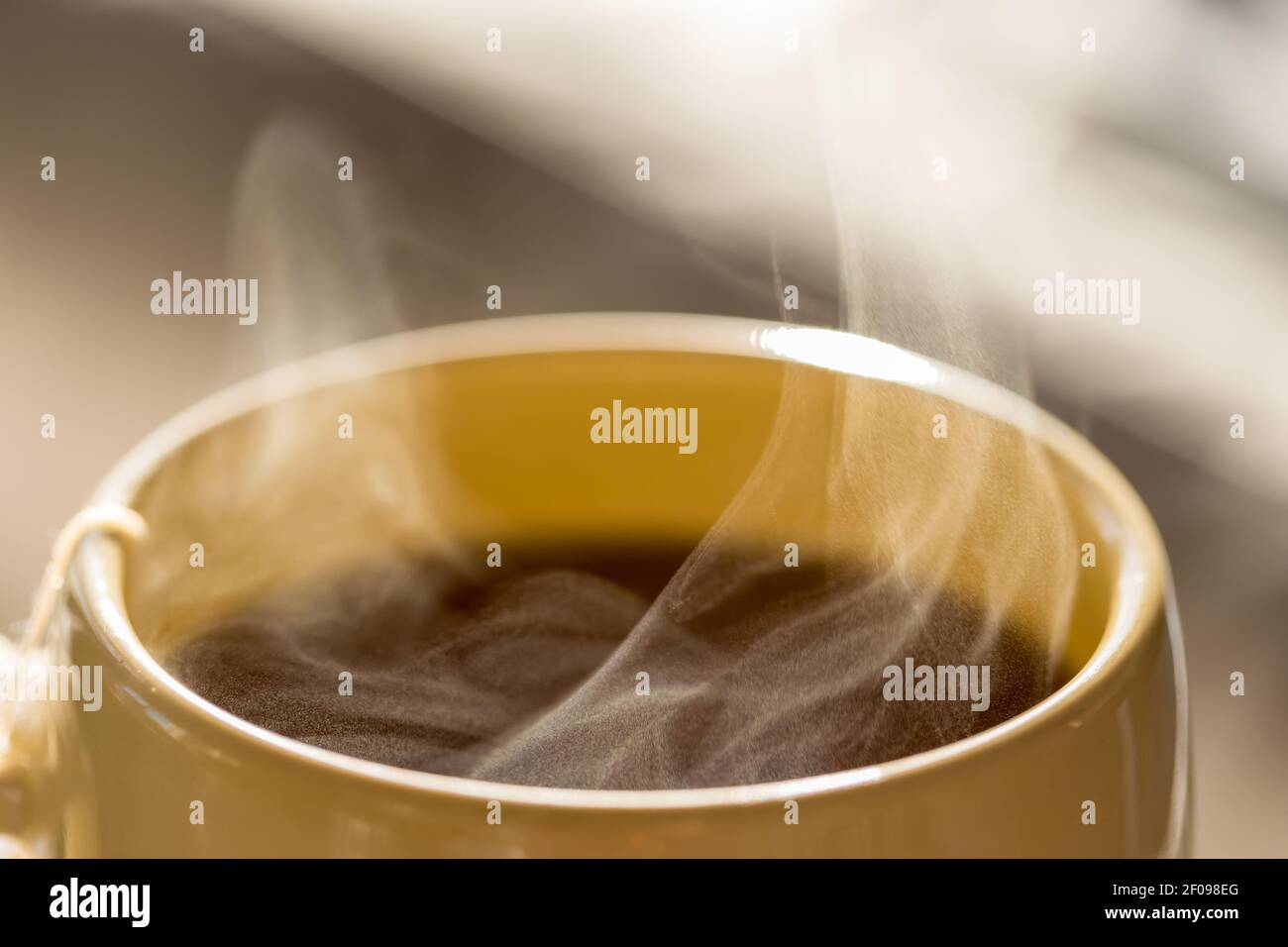 Faire cuire une boisson chaude dans une tasse en gros plan Banque D'Images