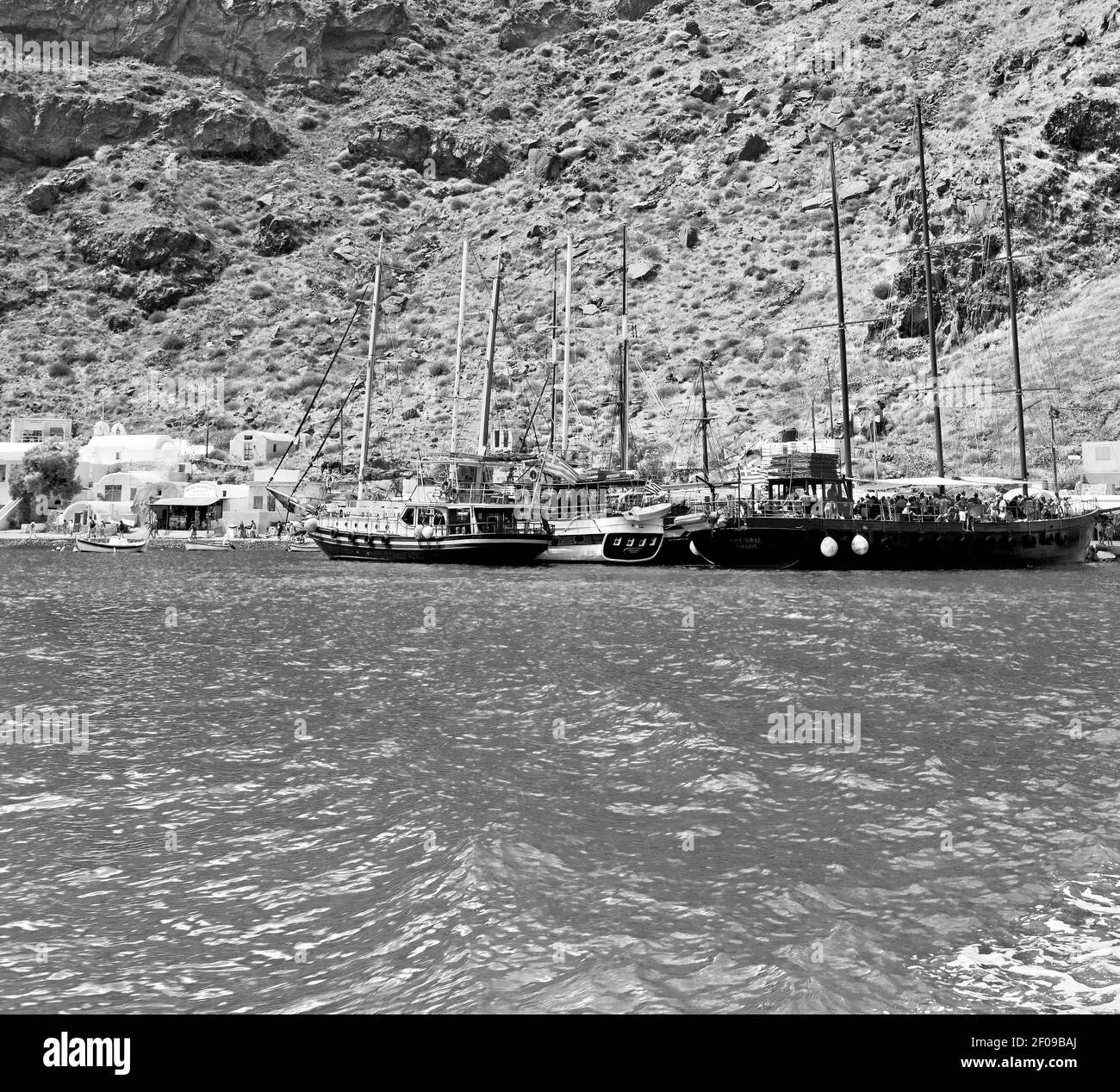 Colline et rochers sur la plage d'été en europe grèce île de santorin Banque D'Images