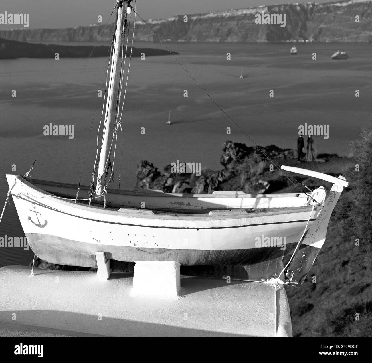 Bateau au coucher du soleil en europe grèce santorini île colline et rochers sur la plage d'été Banque D'Images