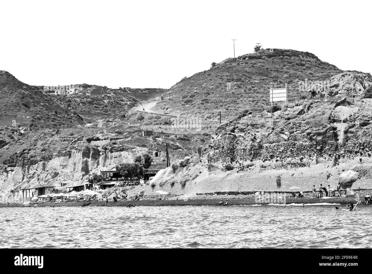 Colline et rochers sur la plage d'été en europe grèce île de santorin Banque D'Images